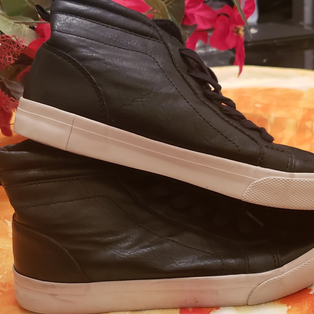 Boys size 5 shoes